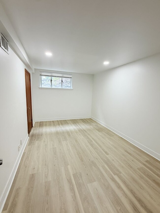 Photo - 1334 Lakeview (Duplex) Apartment