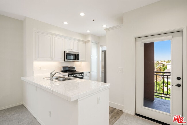 Building Photo - 6020 S Seabluff Dr