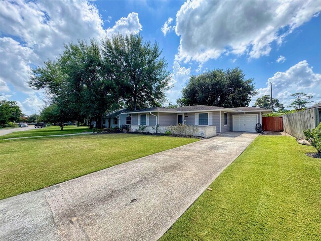 Foto del edificio - 7702 McHenry St