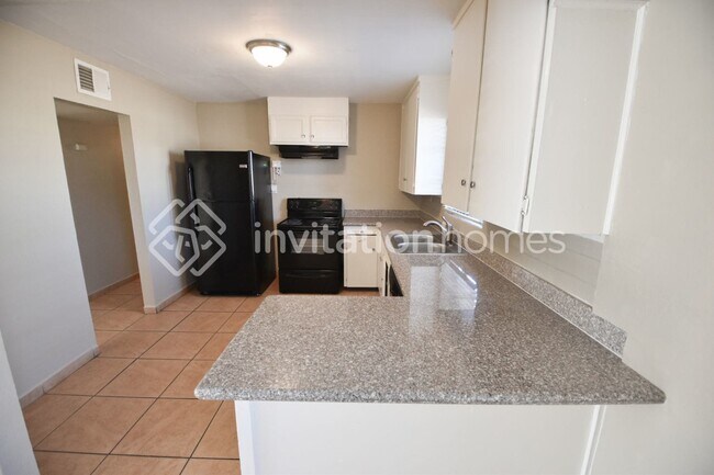 Building Photo - 3330 E Palm Ln