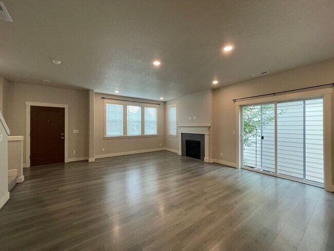 Building Photo - Spacious 4 bed/2.5 Bath Single Family Home...