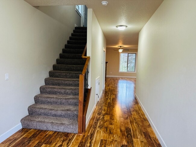 Building Photo - Beautiful Pioneer Canyon Home