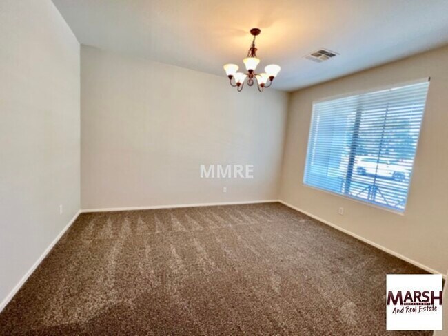 Foto del edificio - Beautiful 4 bedroom home with community po...
