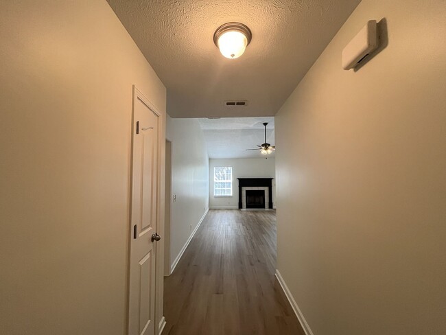 Building Photo - FRESHLY UPDATED RENTAL W/ FIREPLACE & FENC...