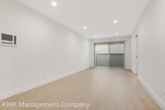 Building Photo - Studio, 1 bath Apartment - 1726 & 1730 Bar...