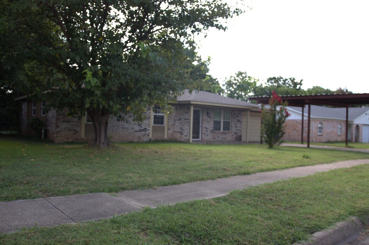 Primary Photo - 616 Heathcliff Dr