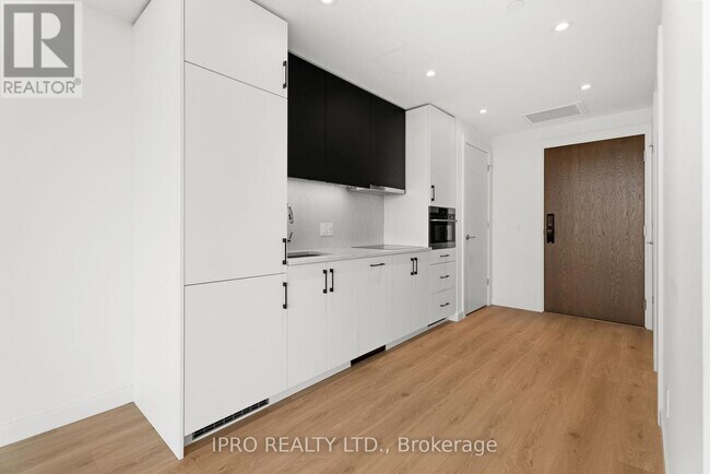 Photo du bâtiment - 741-741 King St W