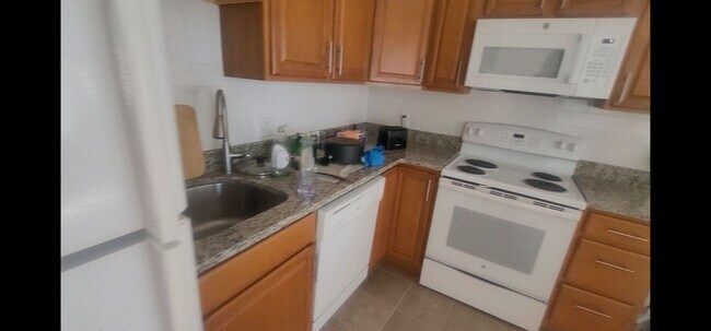 Building Photo - Discounted Modern Packards Corner Apt with...