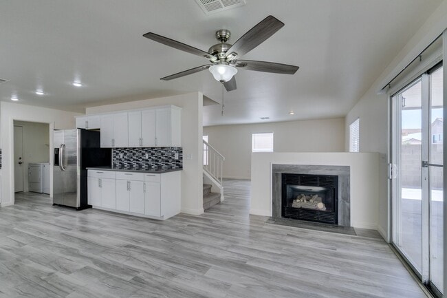 Building Photo - Stunning 4 bedroom, 2.5 bathroom
