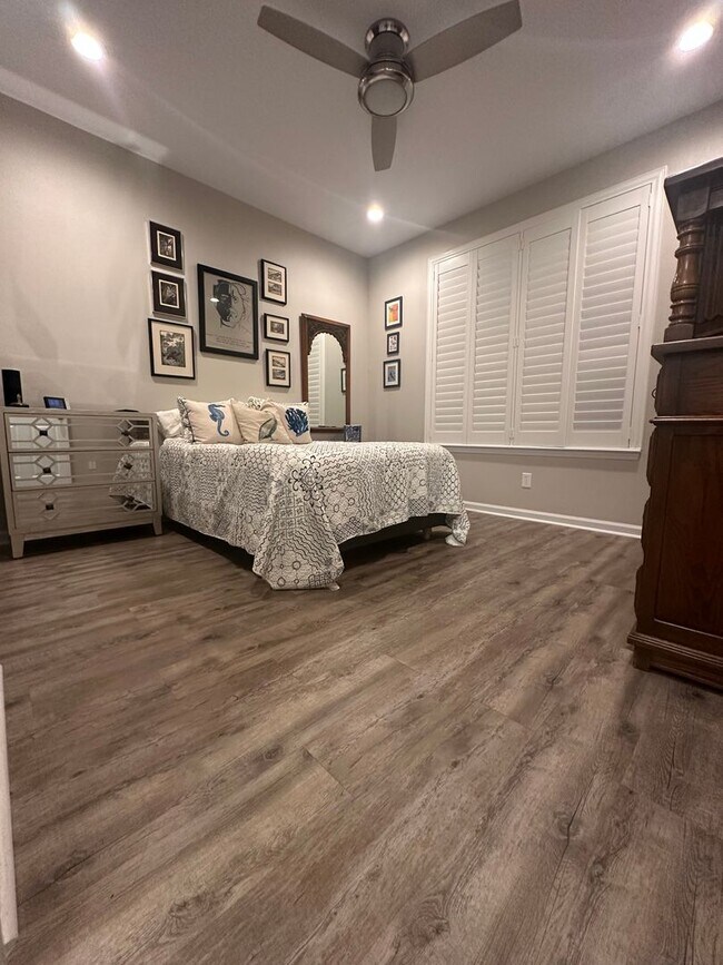 Foto del edificio - Beautiful Condo walking distance to Grand Boulevard!