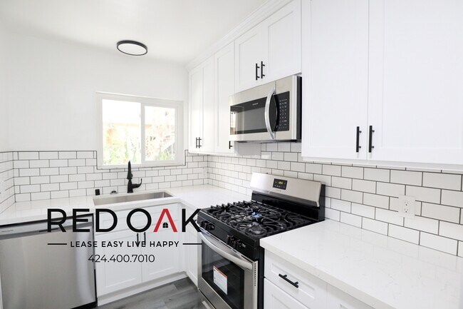 Foto del edificio - Completely Remodeled Charming Two Bedroom ...