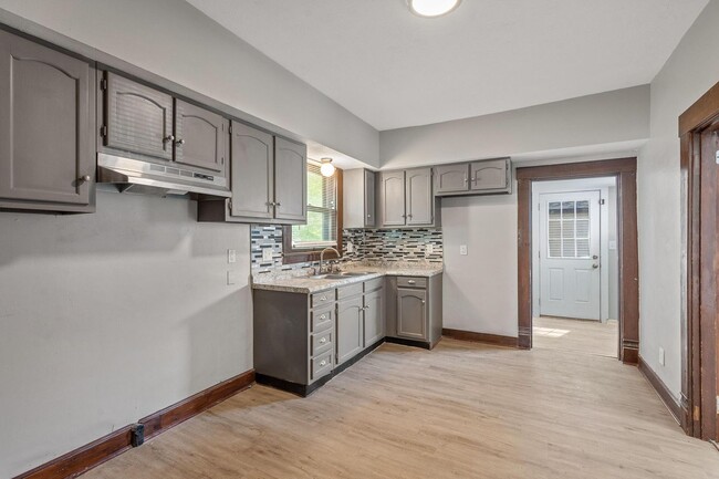 Foto del edificio - Large 4 Bedroom Home