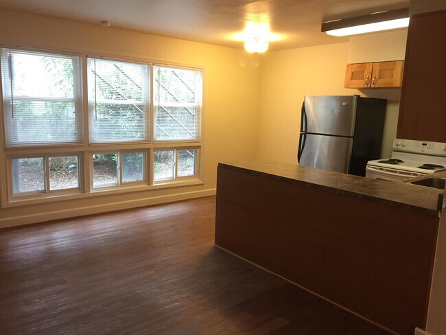 Building Photo - 2065 E Ocean View Ave