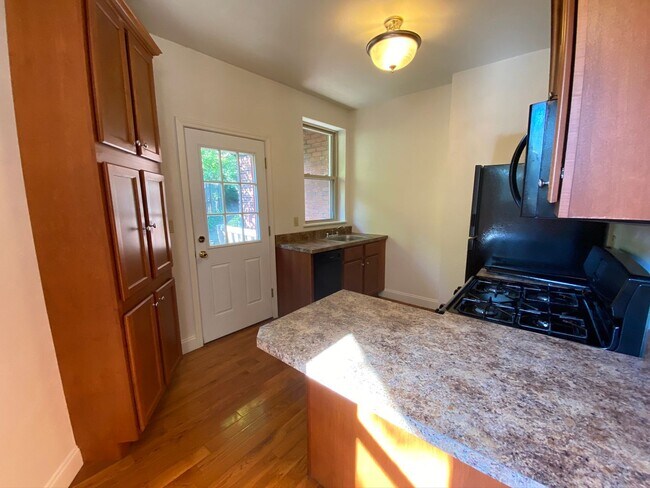 Foto del edificio - Rarely Available Four Bedroom in Squirrel Hill! Fully Equipped Kitchen! Call Today!