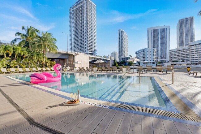 Foto del edificio - 2602 E Hallandale Beach Blvd