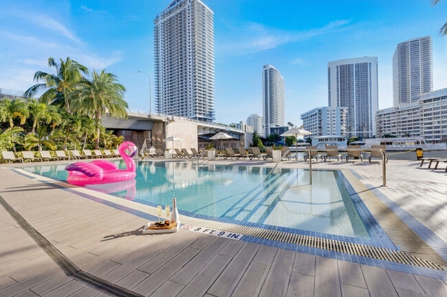 Building Photo - 2602 E Hallandale Beach Blvd