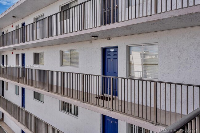 Foto del edificio - 8740 N Sherman Cir