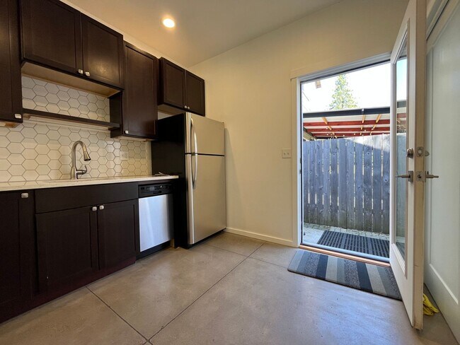 Building Photo - 2-Bedroom home in NE Portland: MI SPECIAL ...