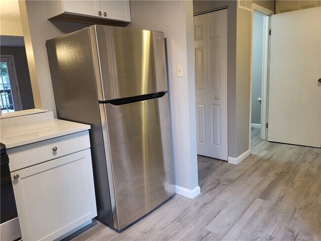 Foto del edificio - 740 Wheatland Cir