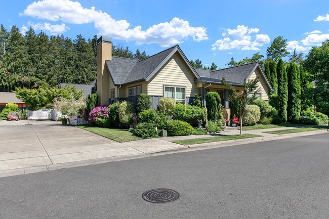 Building Photo - 3 Bedroom/ 2 Bath Stunning Home in Eugene,...