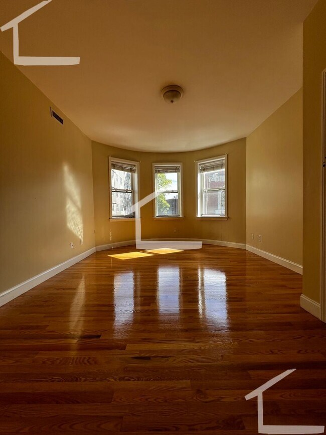 Building Photo - Massive Apt in Desirable Location for BU s...