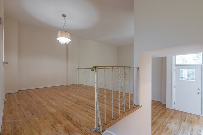 Building Photo - LARGE THREE BEDROOM TOWNHOUSE