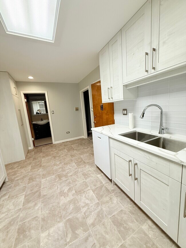 Foto del edificio - 1123 W Webster Ave