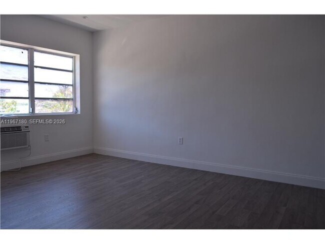 Foto del edificio - 7945 East Dr