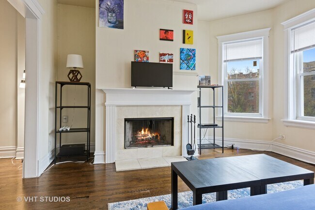 Foto del edificio - 1342 W Addison St