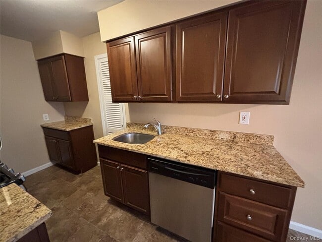 Building Photo - 4 Colonial Rd