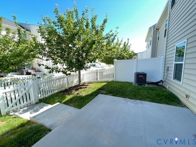 Building Photo - 8107 Creekside Village Dr