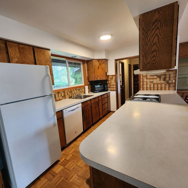 Building Photo - Incredible 3 Bed 1.5 Bath with Sauna and P...