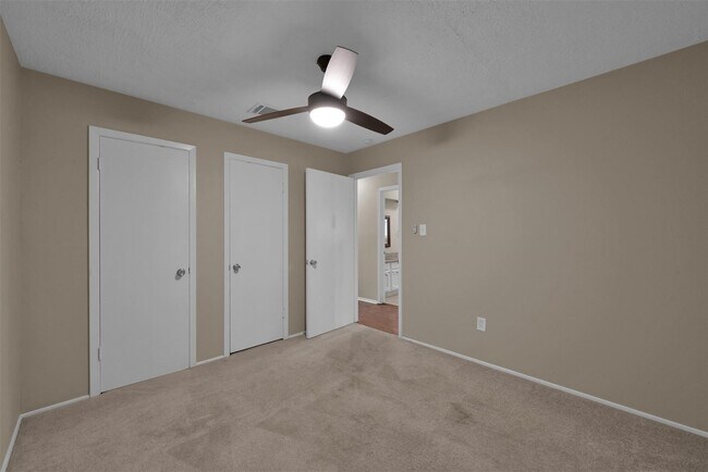 Building Photo - 16858 Gleneagle Dr N