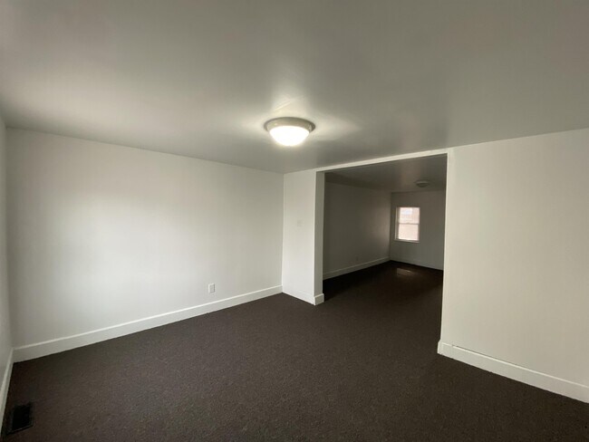 Foto del edificio - 466 W College Ave
