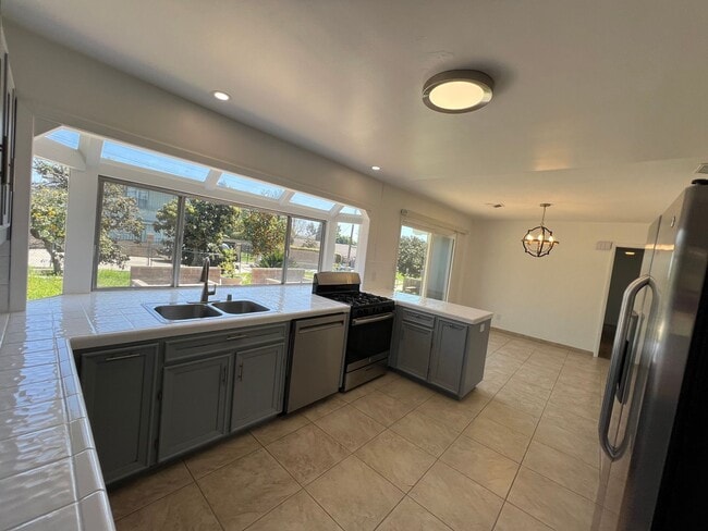Foto del edificio - Camarillo Heights Home