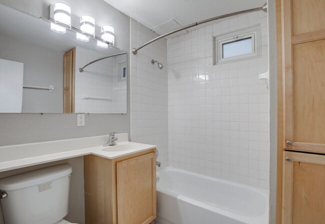 Foto del interior - 1400–1408 Spruce Pl – Oak Grove Downtown