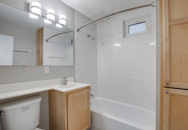 Interior Photo - 1400–1408 Spruce Pl – Oak Grove Downtown