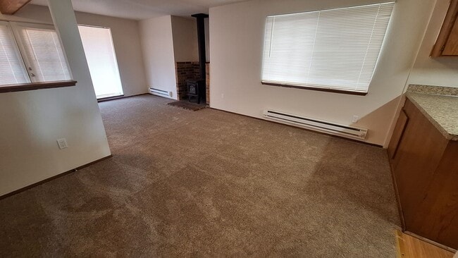 Building Photo - Move in ready 3 bed 2 bath home with 1 car...