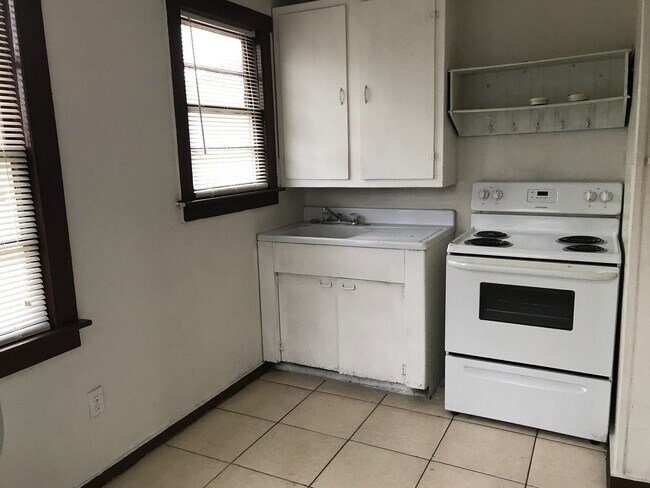 Foto del edificio - 205 1/2 West 61st St.