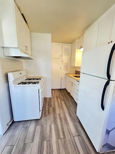 Foto del edificio - 4064 Oakcrest Dr