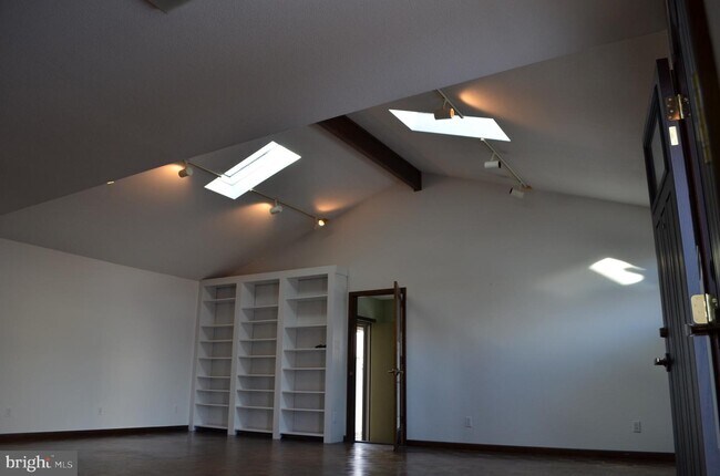 Building Photo - 2112 S Fern St
