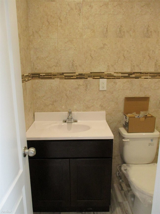 Foto del edificio - 2 br, 1 bath Apartment - 10142 99th St