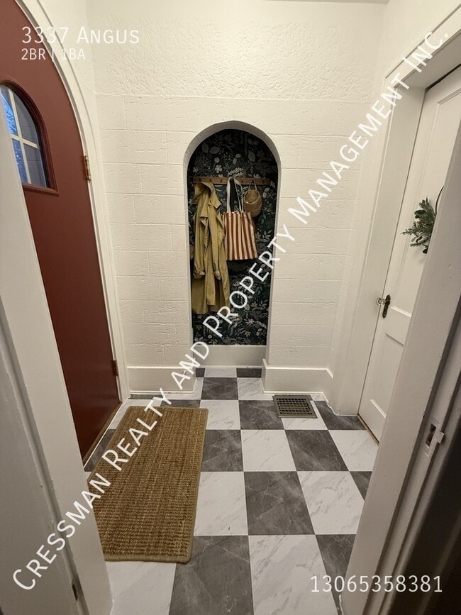 Building Photo - 2 Bed 1 Bath Full House in Lakeview