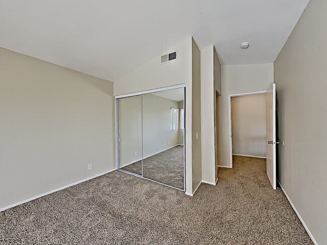 Building Photo - 26566 Goldfinch Pl