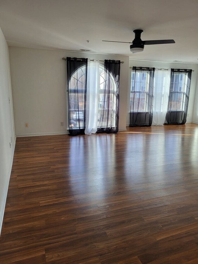 Welcome home to this charming second-floor 2 bedroom, 2 bath condo. - Welcome home to this charming second-floor 2 bedroom, 2 bath condo.