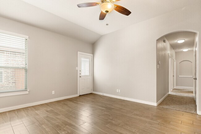 Building Photo - Beautiful 3 Bedroom Duplex Located in New Braunfels, Texas!