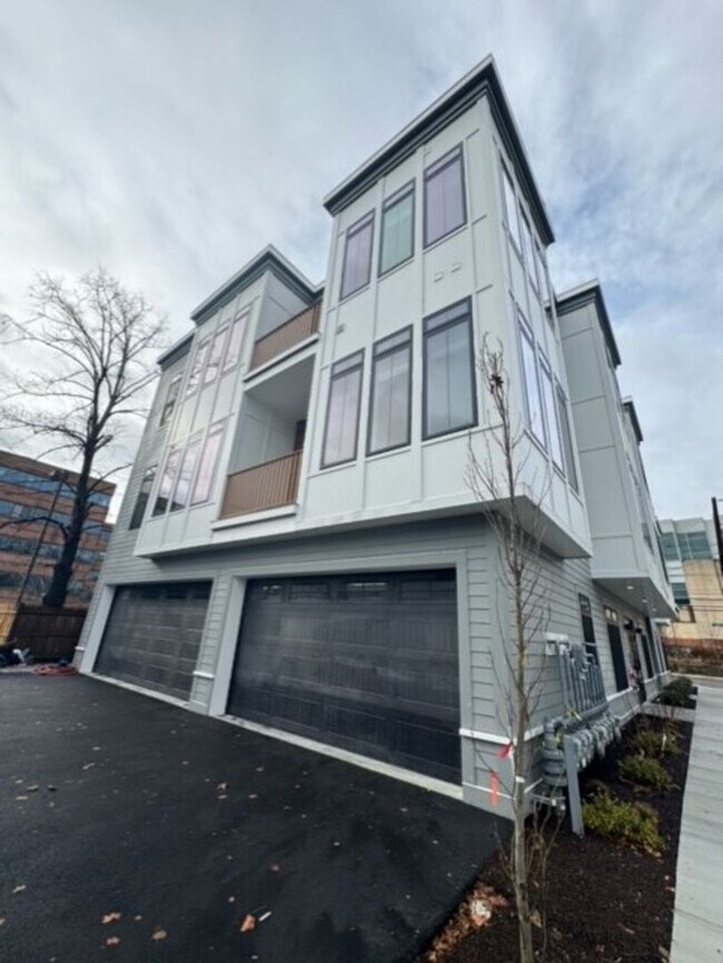 Building Photo - Renovated 2 Bedroom Coming Available