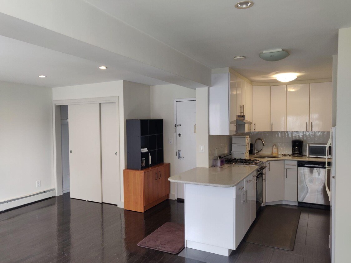 586161 44th Ave Unit 4B, Queens, NY 11377 Room for Rent in Queens