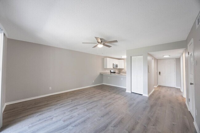 Foto del edificio - Newly Renovated 2 bedroom 2 bath within wa...