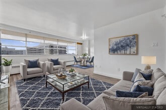 Building Photo - 65 Thorncliffe Park Dr